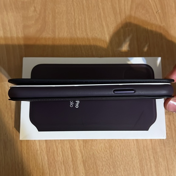 iPhone 11 Pro Leather Folio Augergine (Brand New) - Picture 6 of 8